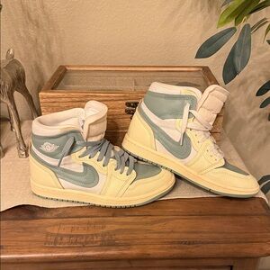 Nike High-Top Sneakers in Pastel Yellow and Mint (W size 8, M size 6.5)